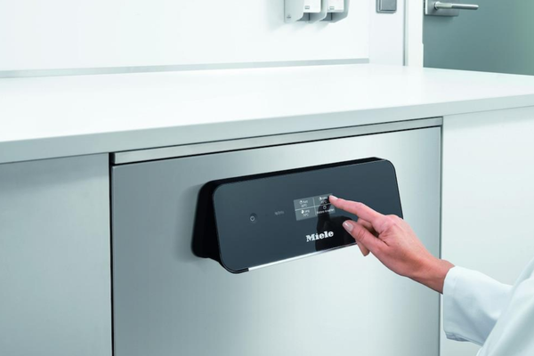 Miele PLW 8604 sở hữu màn hình cảm ứng hiện đại, mang lại trải nghiệm sử dụng trực quan