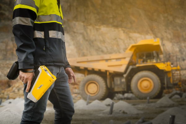 Nhân viên kỹ thuật mang máy phân tích XRF cầm tay Vanta Max đến hiện trường để thực hiện các phép đo trong suốt ngày làm việc